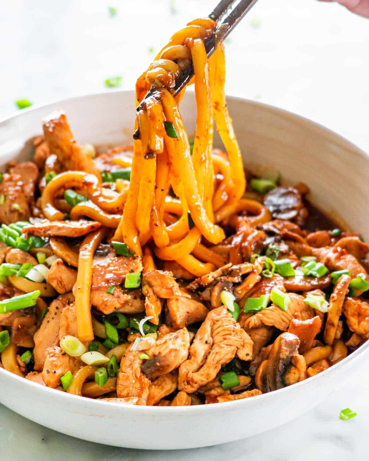 Chicken Udon com pedaços de frango